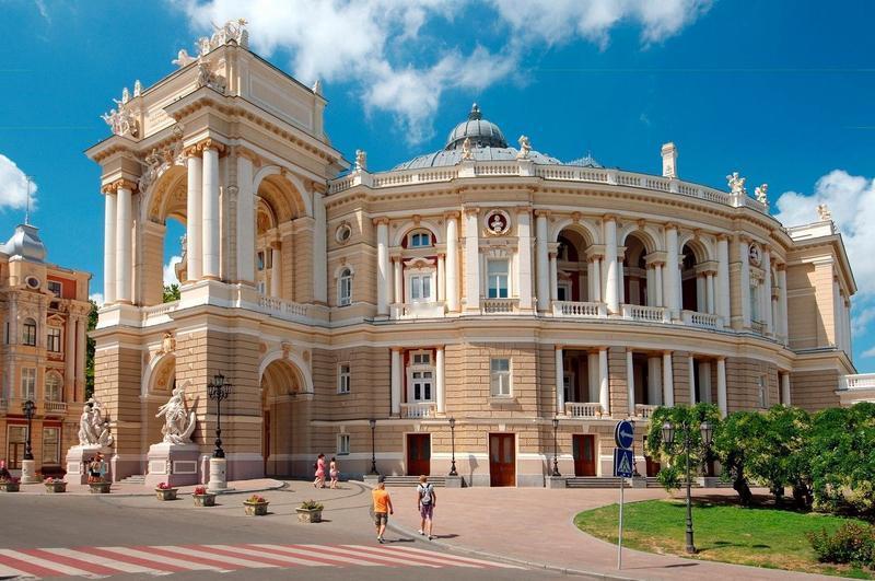 要说乌克兰在中国最出名的东西，那还得是美女。走在乌克兰的街头，随处可见肤白貌美、