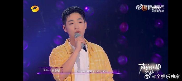 救灾现场唱蜗牛的他走上了舞台声鸣远扬救灾现场，蔡润基蹲下来和小男孩平视，用《蜗牛