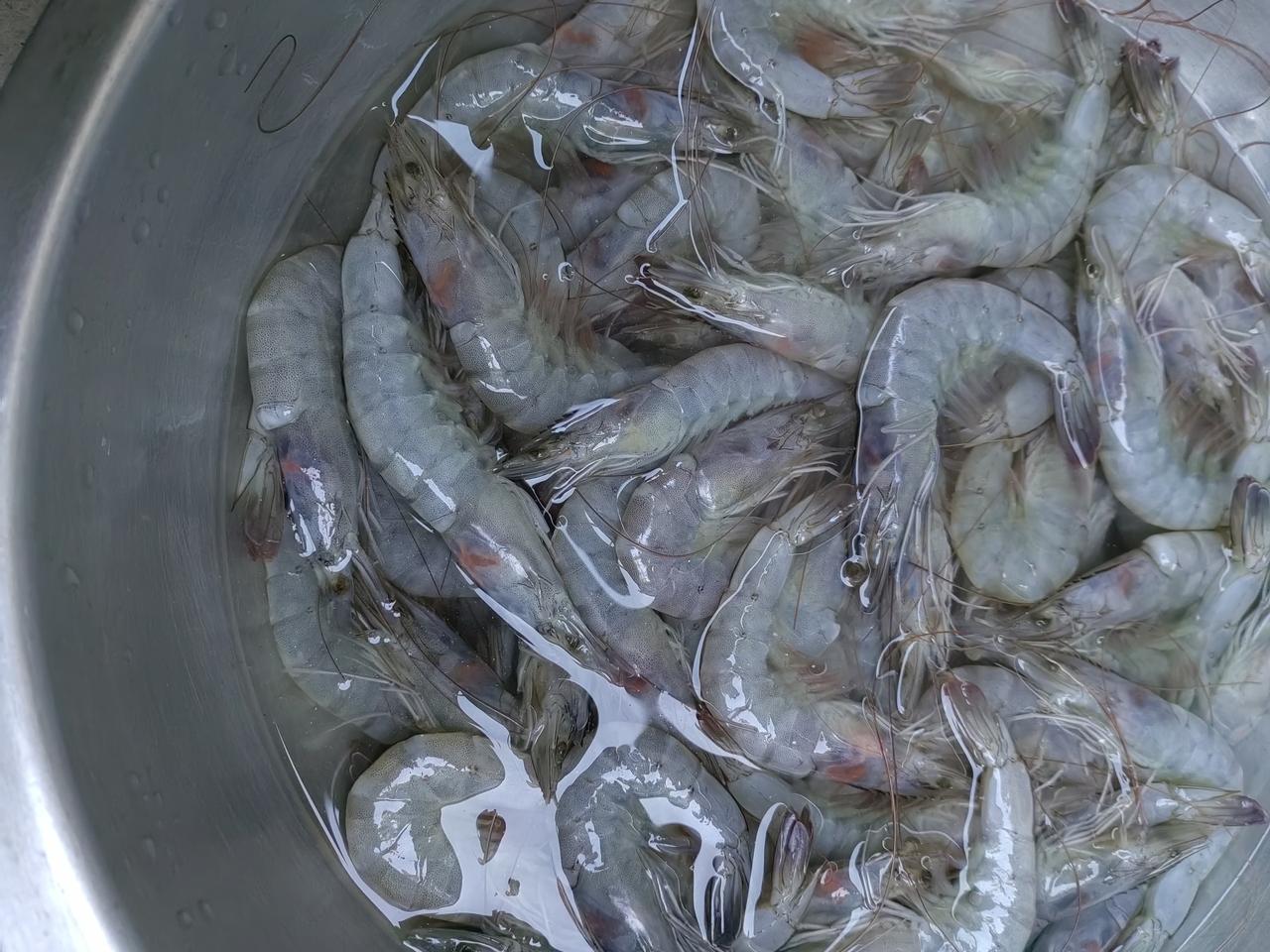 自从日本污染海水，大家知道的原因，基本不敢吃大虾了。
赶大集，看见好多人围成一堆