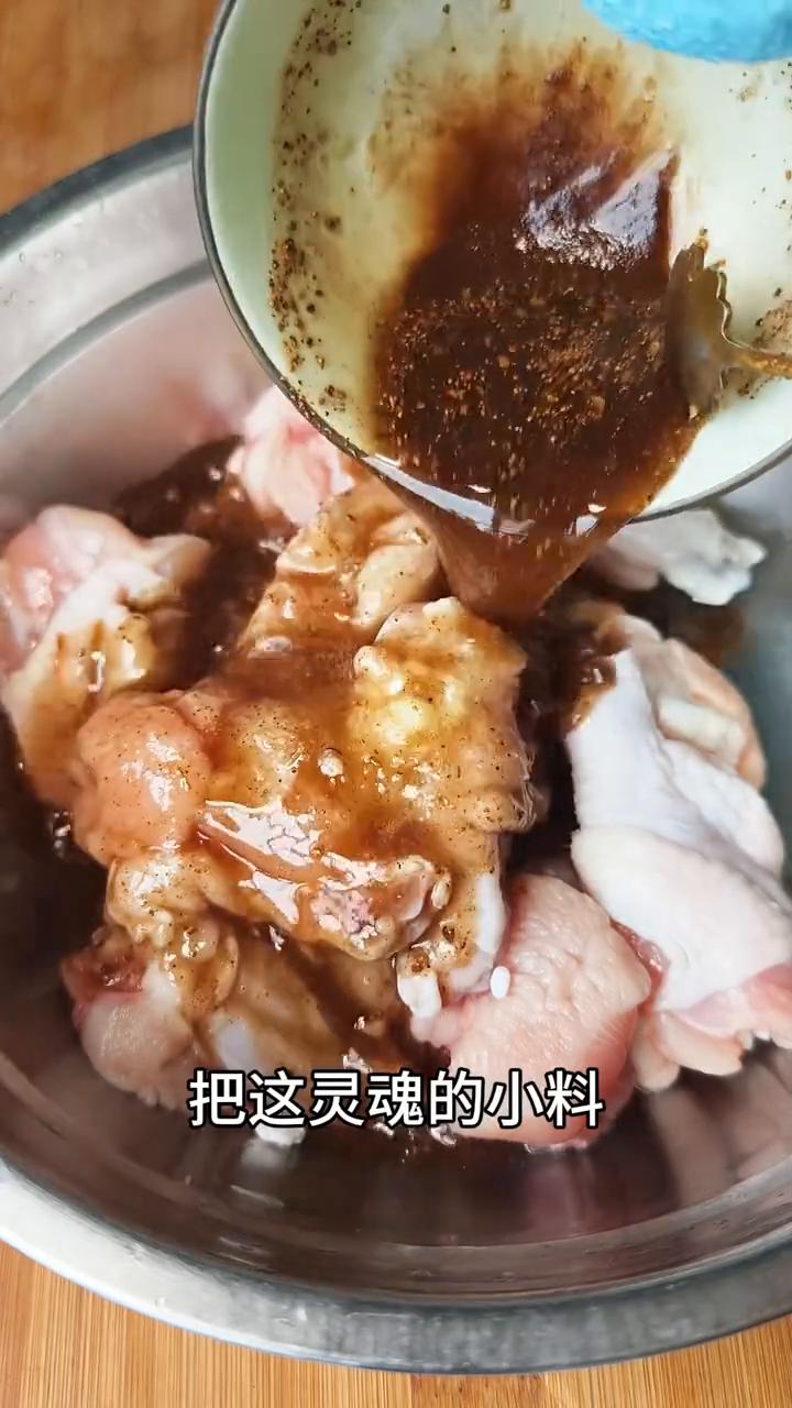 临榆炸鸡腿。
现在非常火的临榆炸鸡腿的做法，今天在家被我完美复刻。
·我今天用的