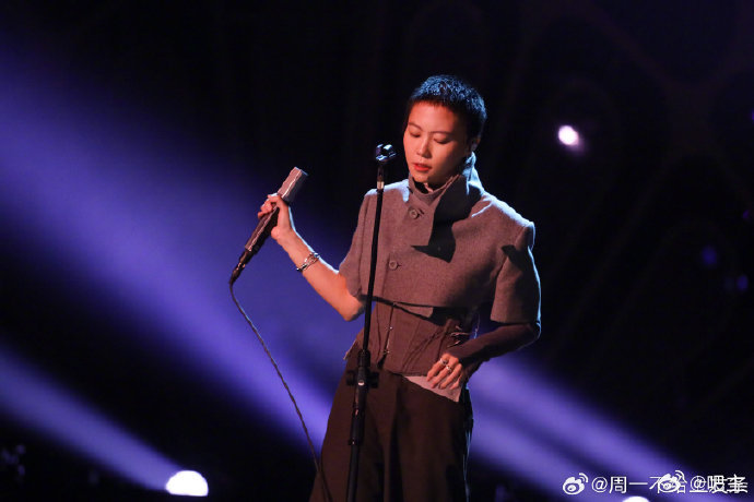 窦靖童说到底谁给我投的票歌手2026前一秒气势满满发问，转身就温和社交，性格鲜活