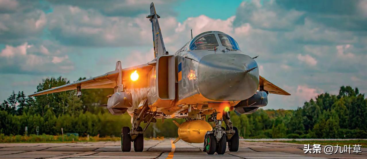 两架苏-24悍然升空，
这不是出征，是赴死。
对面是F-22、F-35，
爱国者