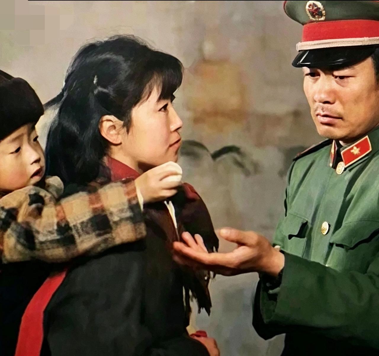 1985年1月，昆明火车站，副连长王志忠即将奔赴老山前线。妻子背着年幼的儿子前来