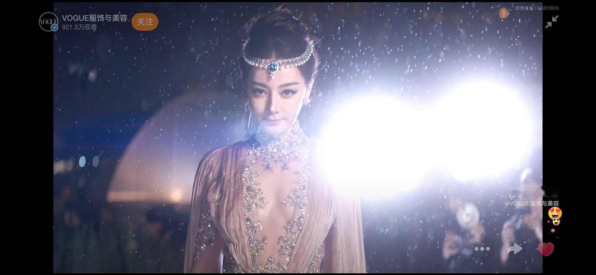 迪丽热巴VOGUE盛典神图这场雨夜蝴蝶名场面，不只是一张出圈神图，更是时尚圈层里