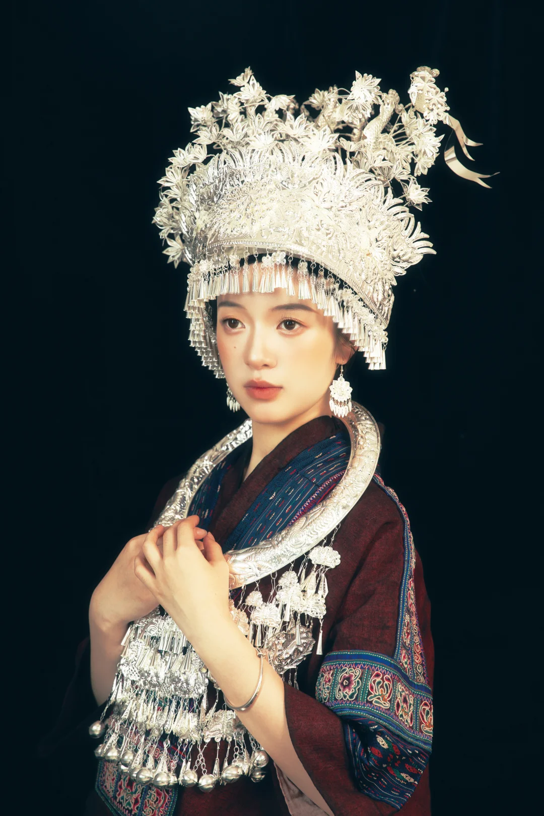 再耀眼的银饰，也掩不住苗绣的岁月沉香