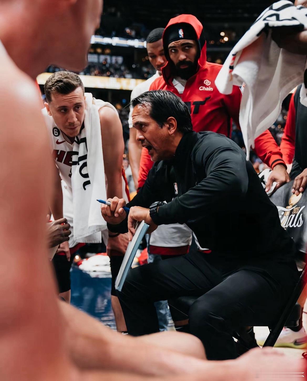 还记得这一幕吗？曾经，我们也是别人口中的那支球队。热火黑八奇迹nba常规赛