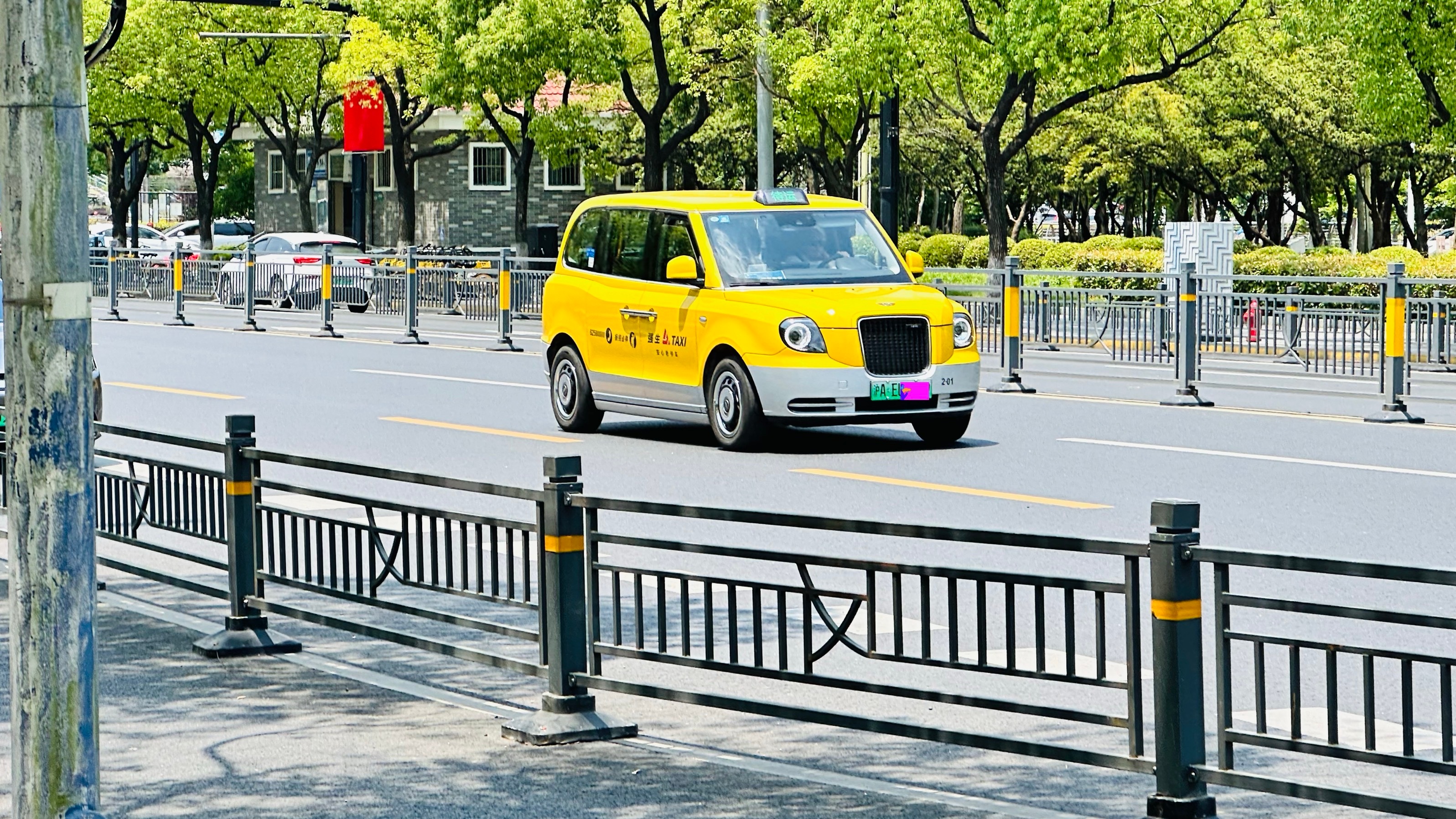 今天在路上遇见的最精神的一台车 ​​​