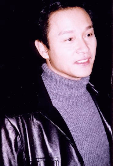 张国荣   2000年1月21日张国荣出席“十大中文金曲”颁奖礼举办的庆功宴张国