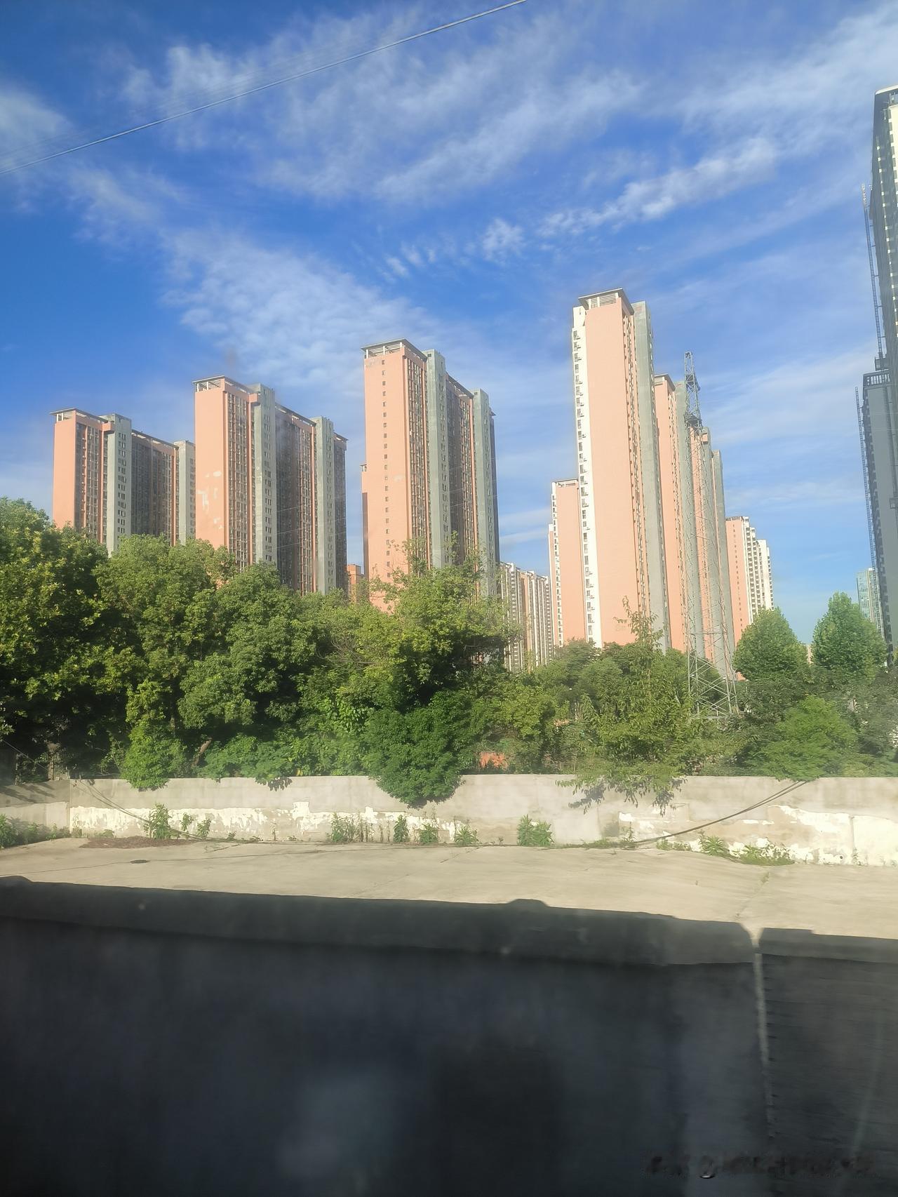 在火车上，我做的事有两件:

一是看书。

二是回忆。

当回忆起旧事时，我就会