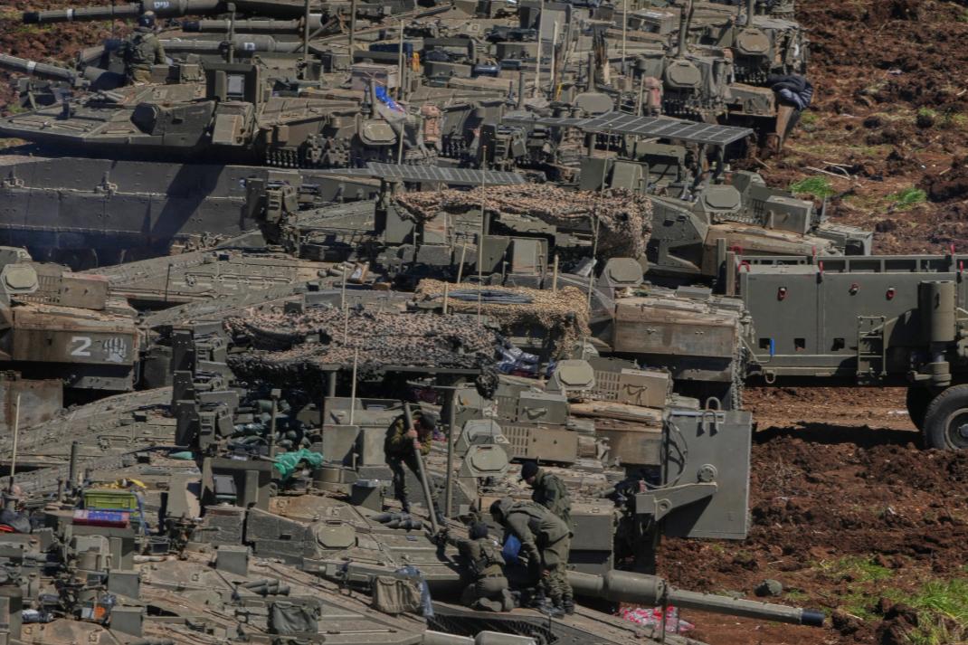 以色列在黎巴嫩边境附近集结兵力。
半岛电视台的报道显示，以色列迅速在黎巴嫩边境沿