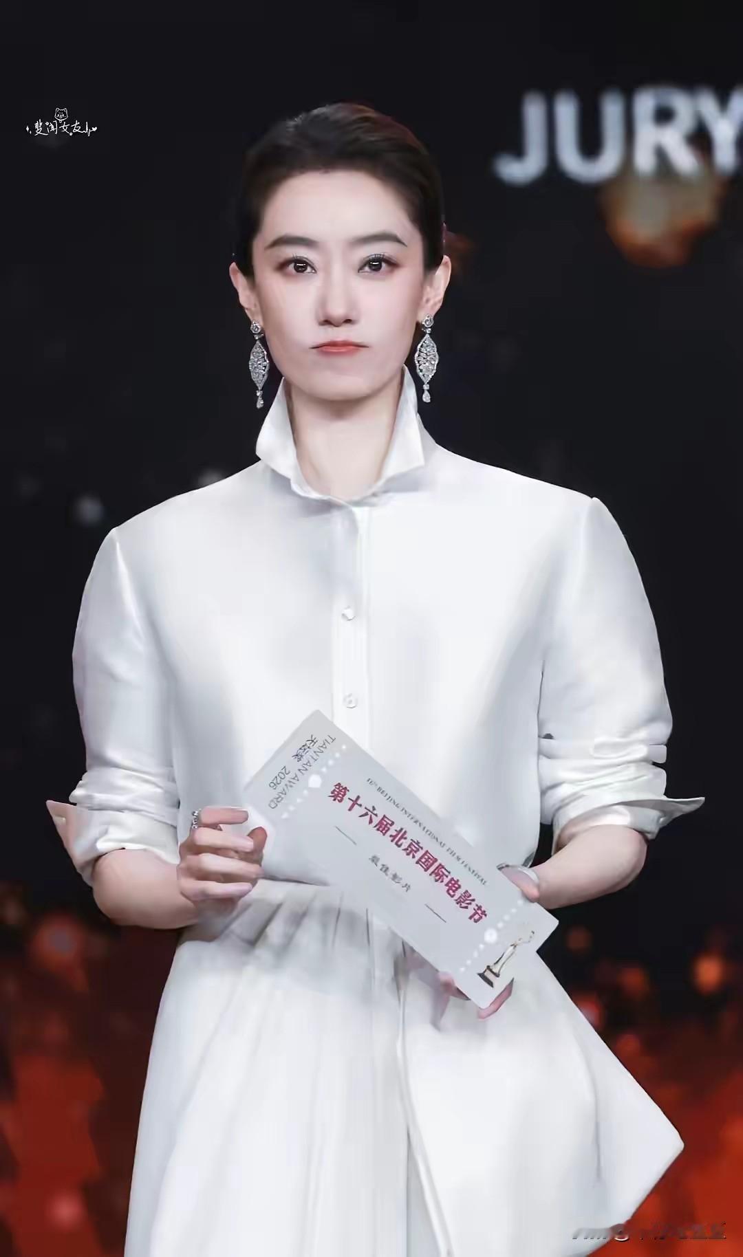 观察张小斐的面部微表情，大家看出来什么了吗？
他的眼神很坚定，但是嘴微微的抿起，