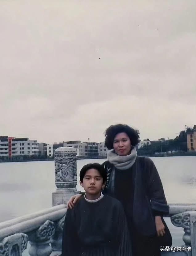 周杰伦小时候和妈妈的照片，好乖好可爱，
周杰伦三观这么正，这么有出息，和叶惠美女