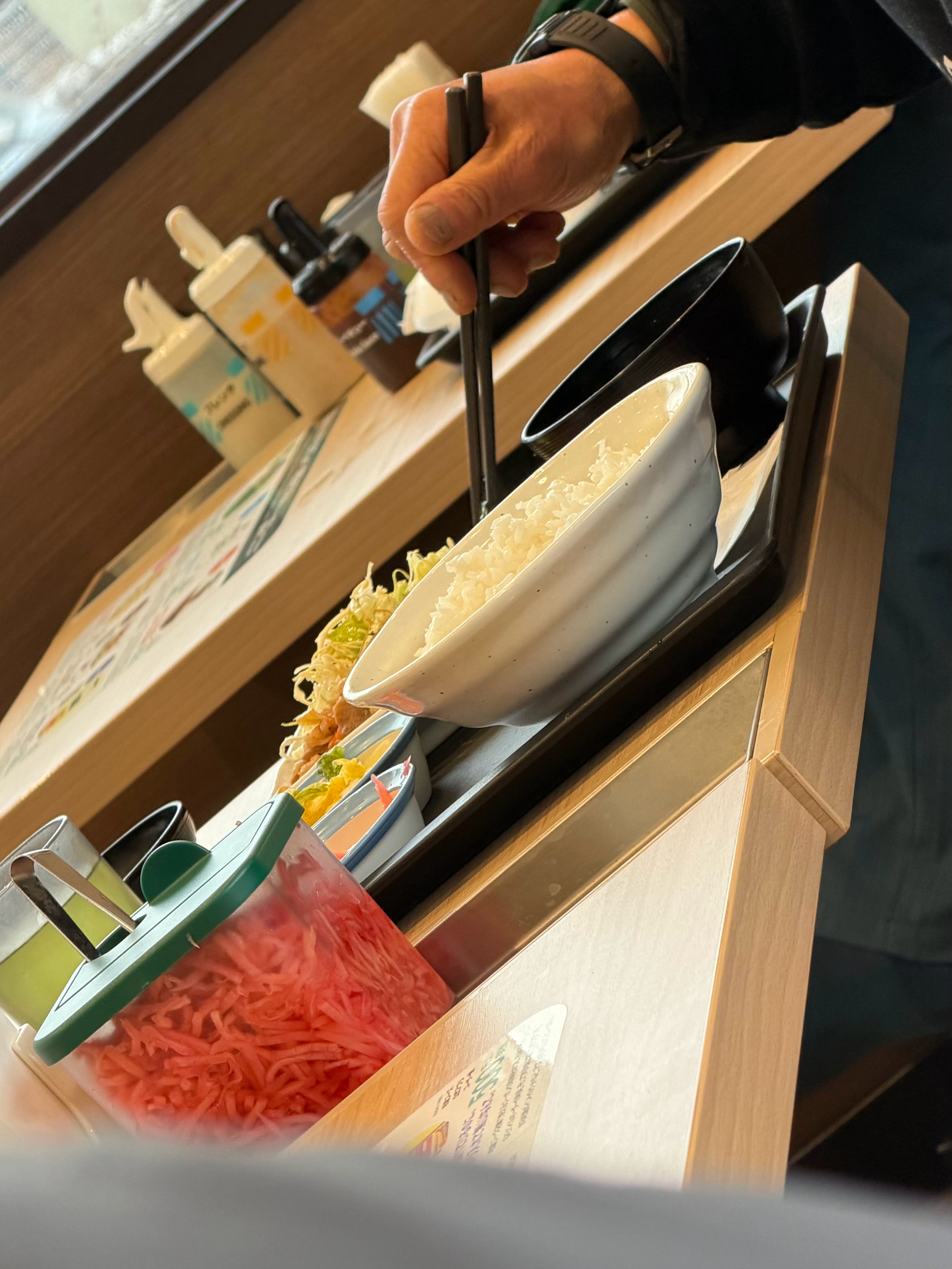 日子人一大早吃这么大一碗饭吗