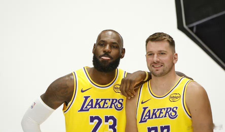 NBA常规赛，湖人121-111力克黄蜂。赛后，东契奇在接受采访时谈到了詹姆斯回