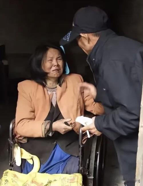 2001年，山东单县，43岁光棍在街头捡回一位截瘫，不料，女子半年后突然提出一个