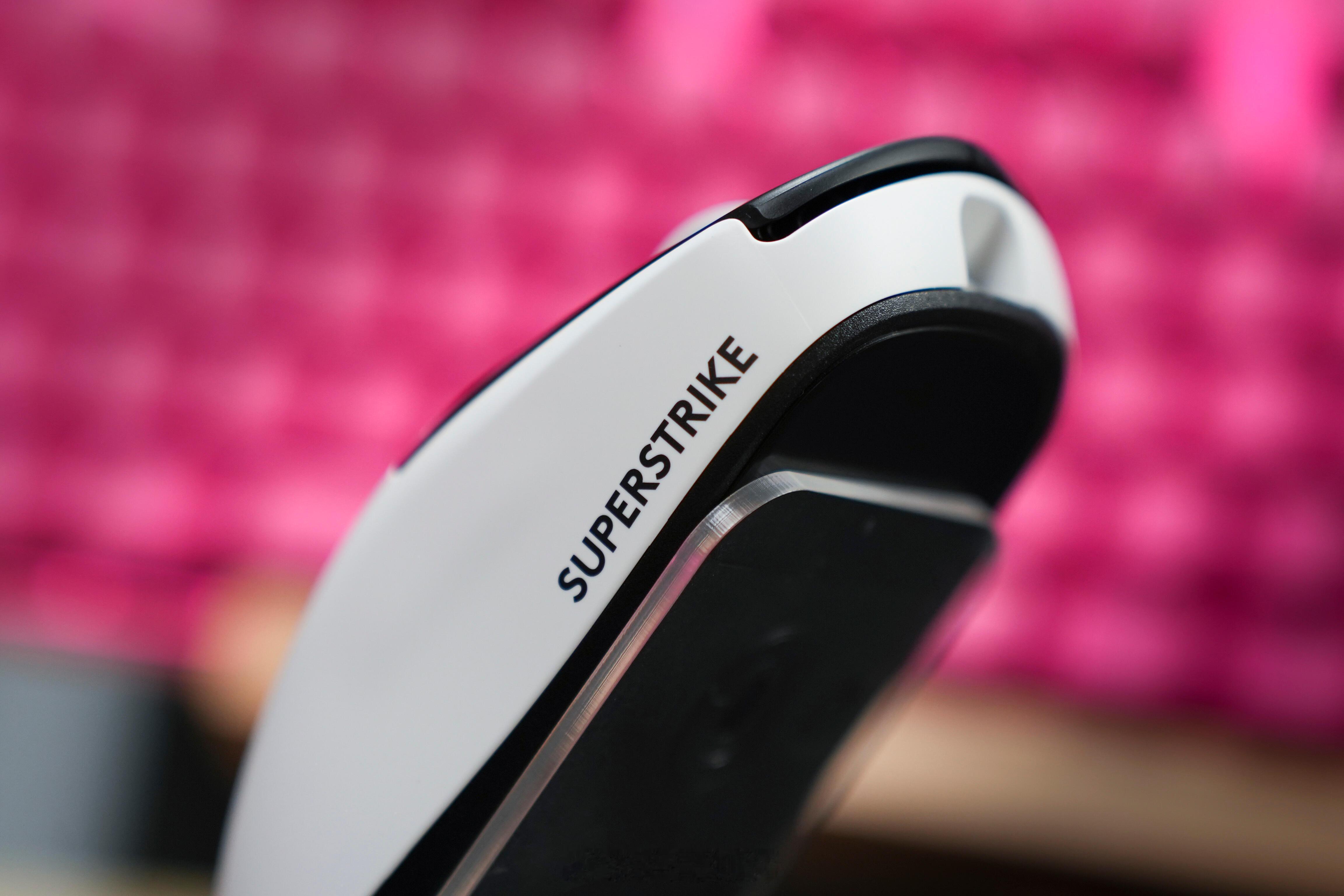 罗技GPW5雪豹🖱️传统机械微动靠弹片物理接触，而GPW5雪豹直接用电磁场感应