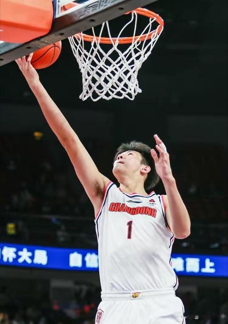 CBA星锐赛，黄明依15+14拿下两双数据，广东队还不给球权培养吗？

说实在的
