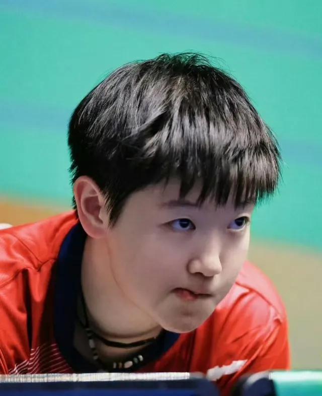 孙颖莎和王曼昱的女双，
堪称世一世二的互相托底，
王曼昱有点吃不准拧到到手的位置