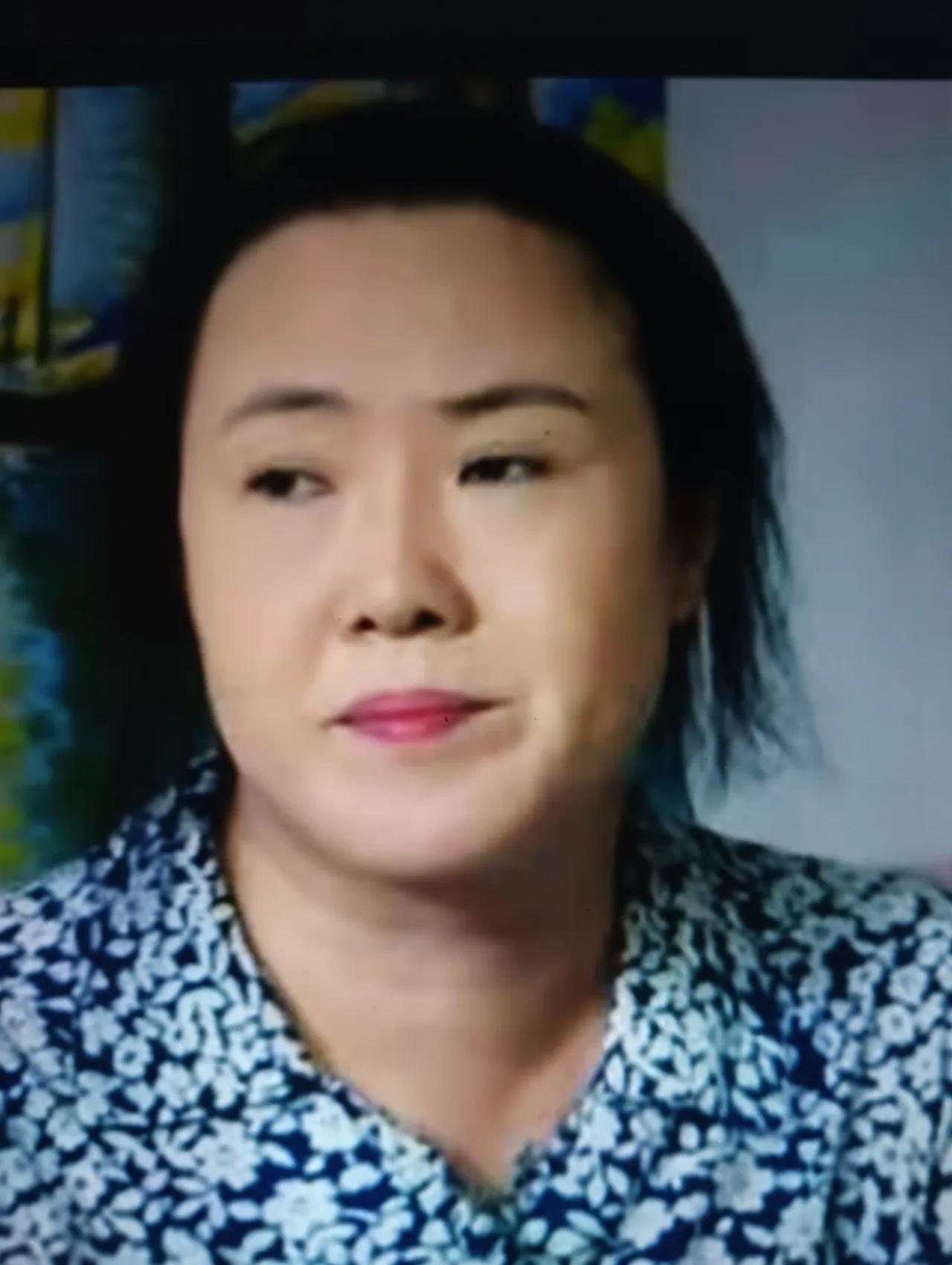 看过《乡村爱情》系列剧的网友都认识她——刘能家的。
有网友进孙立荣的直播间，直球