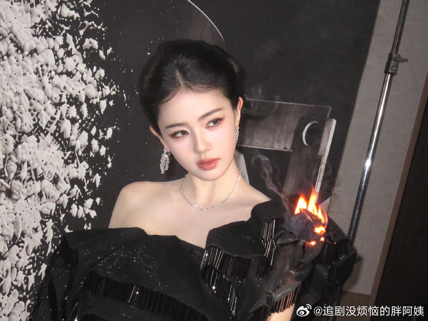 杨单给白鹿化的黑天鹅妆杨单给白鹿化的黑天鹅妆好美！白鹿黑天鹅妆 ​​​