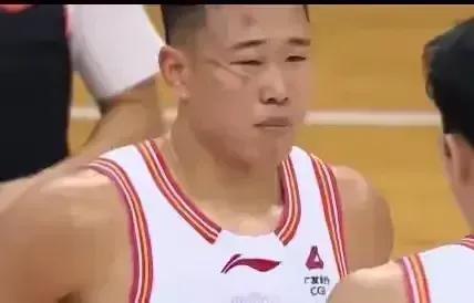 军训迪亚若还得是贺希宁！
迪亚若---分卫，身高198体重89公斤CBA成名已久