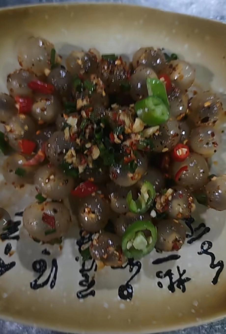 来吧，尝一尝属于四川人独有的凉拌桂圆，吃一口满嘴酸甜咸香还带着点麻辣，像不像你的