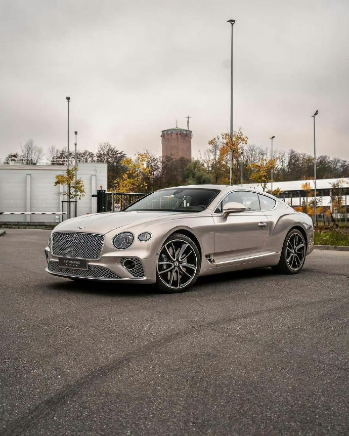 宾利Continental GT W12绝对是绕不开的存在！“这才是成年人的终极