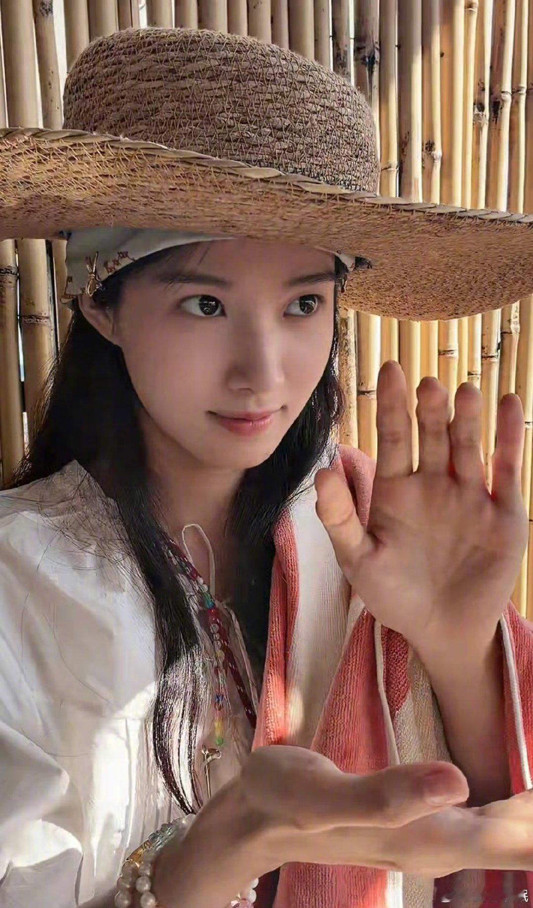 卢昱晓徒手抓苍蝇 笑不活了！卢昱晓直播守株待兔蹲苍蝇，主打一个真实到接地气！ 