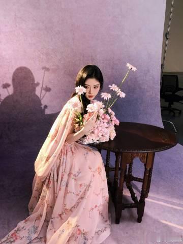 鞠婧祎粉色奢裙鞠婧祎完全花神降临鞠婧祎粉色奢裙完全就是花神降临，裙身精致又华丽，