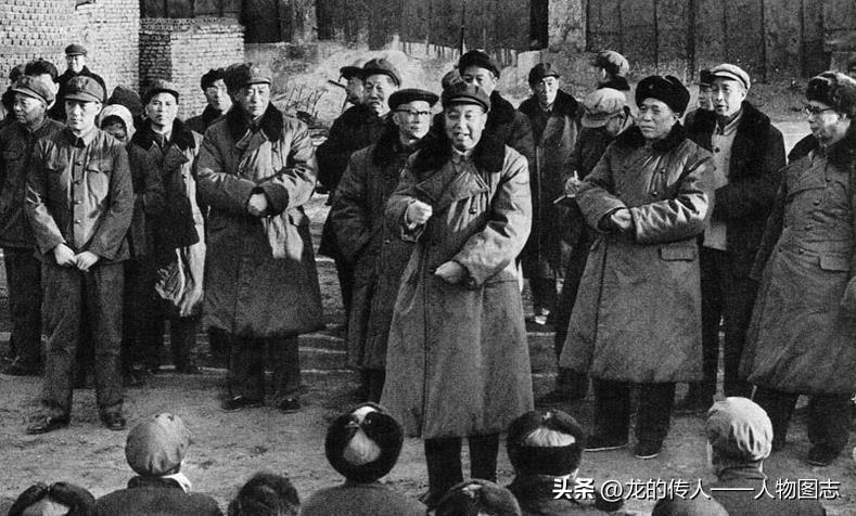 在唐山钢铁公司第二炼钢厂，华国锋视察了转炉炼钢和浇铸钢锭车间，听取了工人同志们关