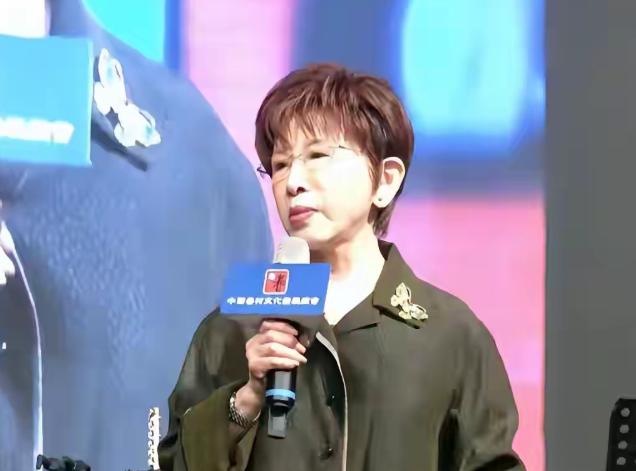 洪秀柱当着郑丽文、韩国瑜等一众国民党大佬的面称：一中就是一个中国，大陆加台湾一个