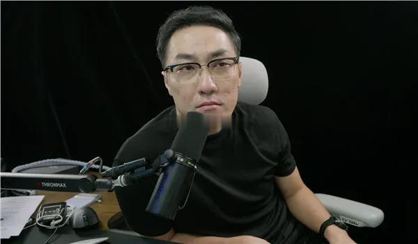 王自如负债一个亿，被限高出差只能坐绿皮火车。自如哥步了老罗的后尘，真是相爱相杀的