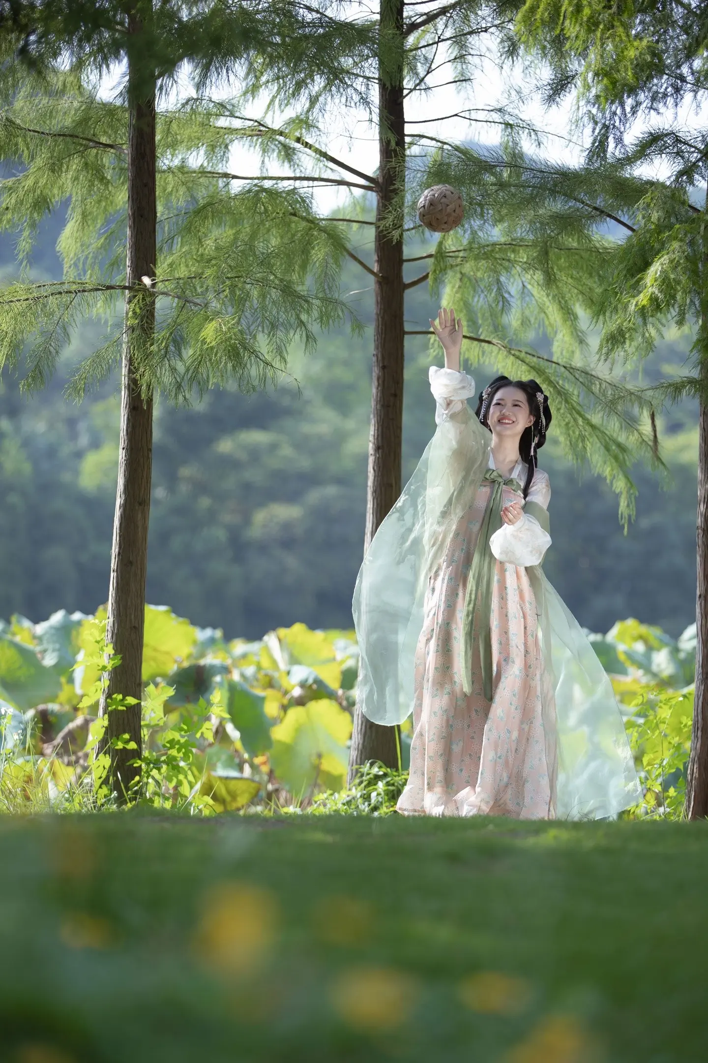 “林间戏罢抛轻物，风拂罗裳意自闲。”