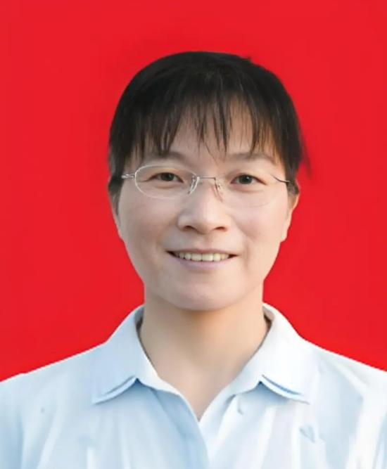 30年扎根乡村讲台！她无偿收养44名留守学生，被孩子们称作妈妈老师
 
徐晓丽，