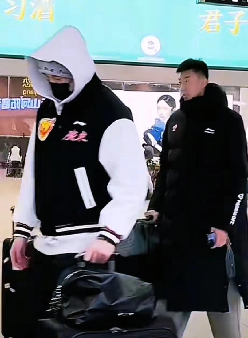 宏远辽篮先后抵达沈阳，黄明依王少杰随队，辽宁裁二外援成焦点

宏远比辽宁多休息两