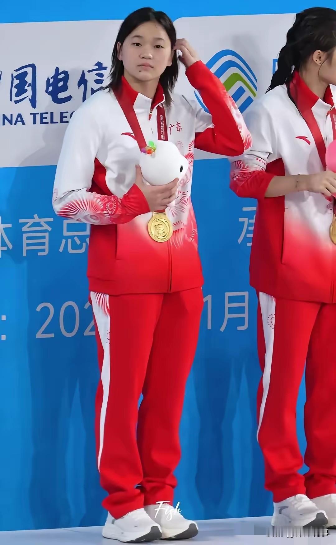 全红婵复出就夺冠，临时换搭档照样碾压全场！这姑娘183天没比赛，上场前几小时才换