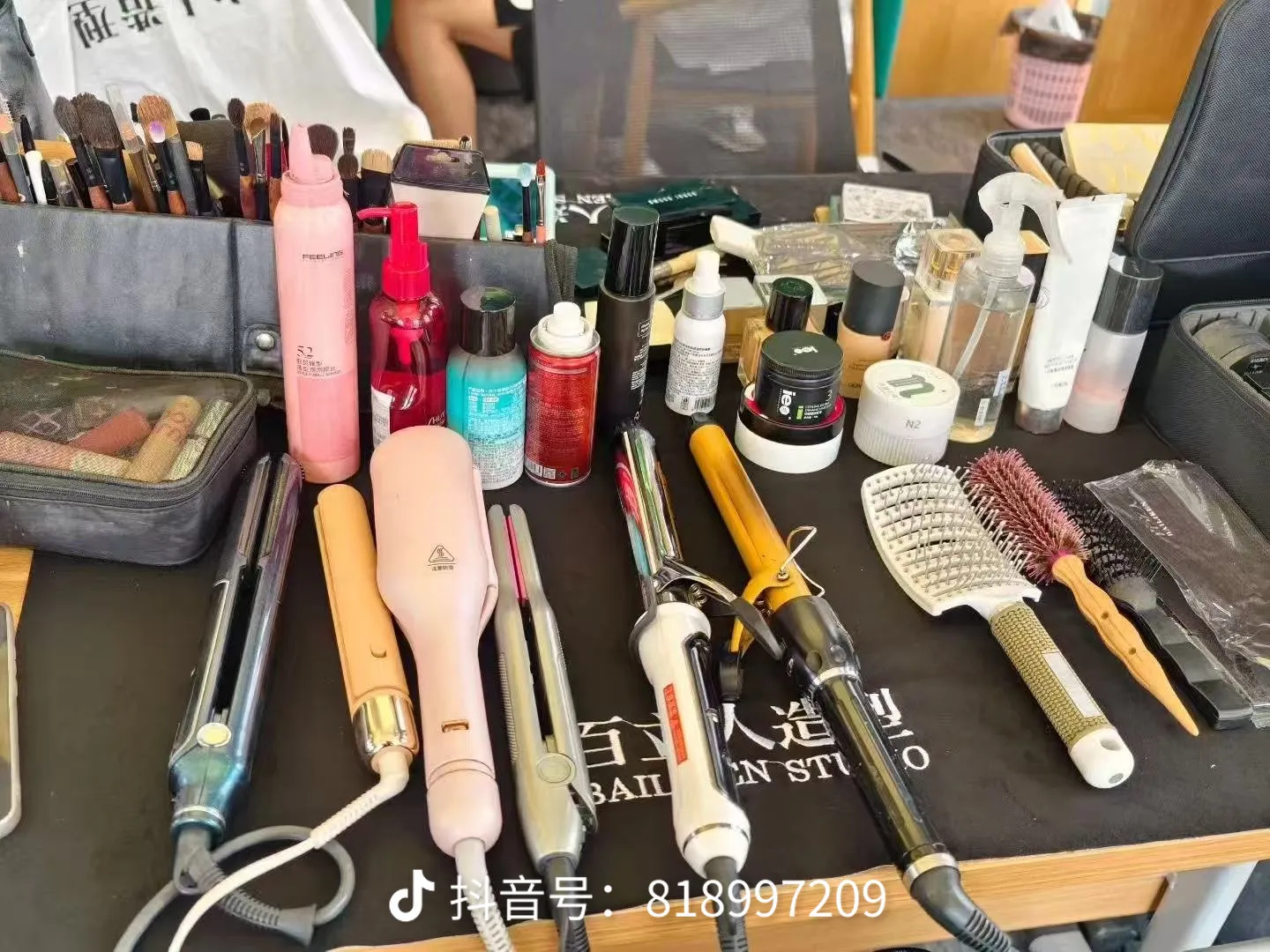 万万没想到啊，赵雷鸟巢演唱会还有造型师，这位造型师发了他和赵雷的合照，赵雷这一身