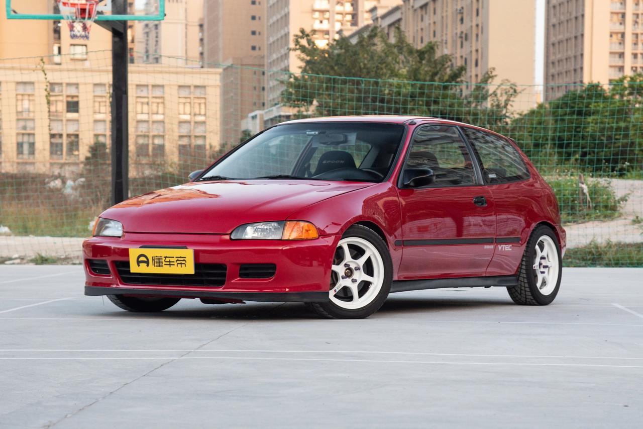 我的汽车启蒙，始于初中时《头文字D》电影的上映。周杰伦饰演的藤原拓海开着丰田AE