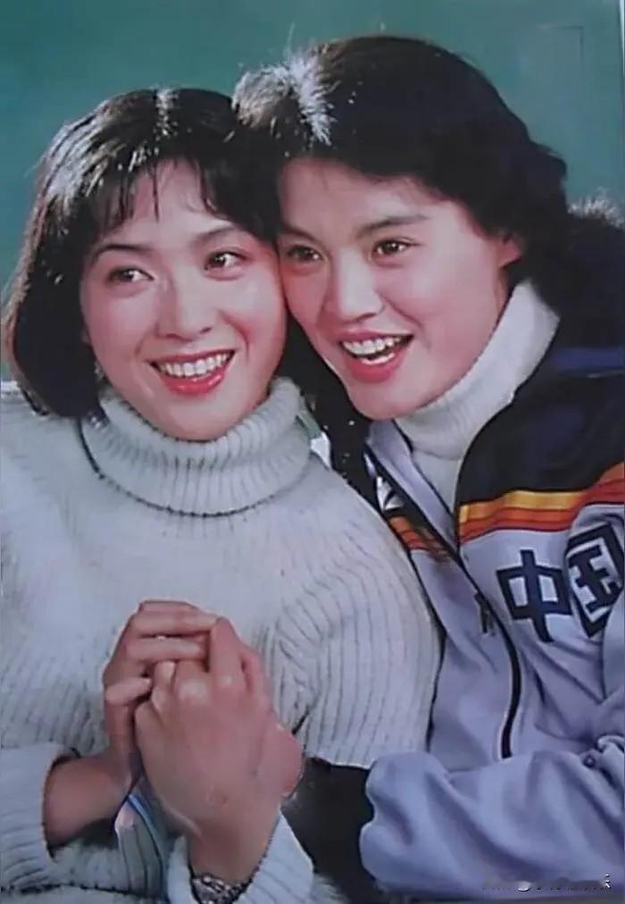 一张老照片，左边的是龚雪，右边的是谁呀？看这穿着，她是一名运动员吧！