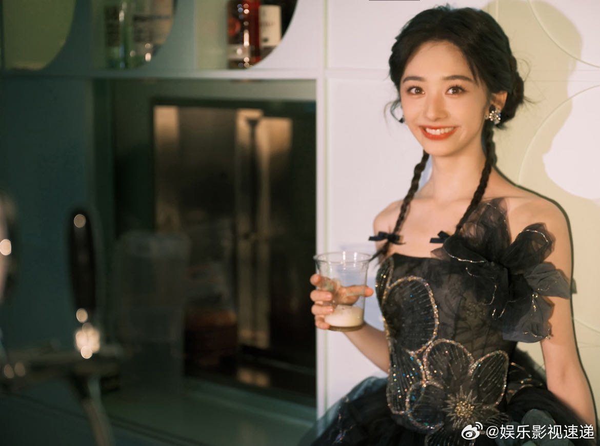 王影璐完全是主人级别无论是在影视作品还是时尚写真中，王影璐都展现出了极高的专业素