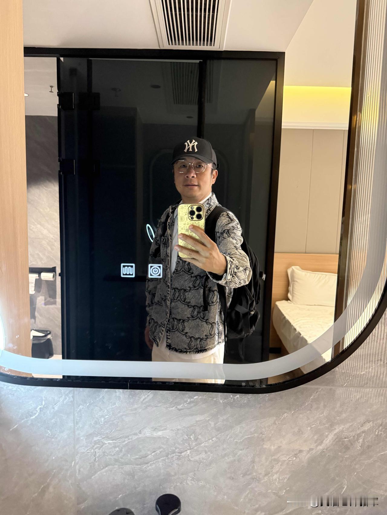 酒店自拍真的太出片了！之前去旅游住酒店，我就狠狠拍了一波。酒店的大镜子就是绝佳拍