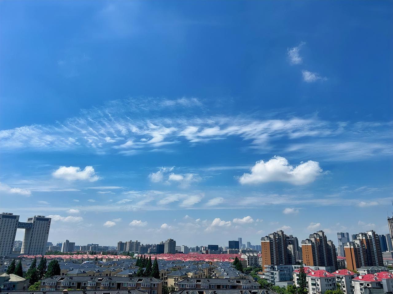 随手拍张天空照今天风和日丽，晴空万里，蓝天白云，岁月静好，随手一拍，便是一帧令人