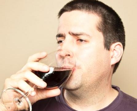 调查发现：男性若长期不喝酒，用不了半年，身体或出现这4个改变

不少人把喝酒当成