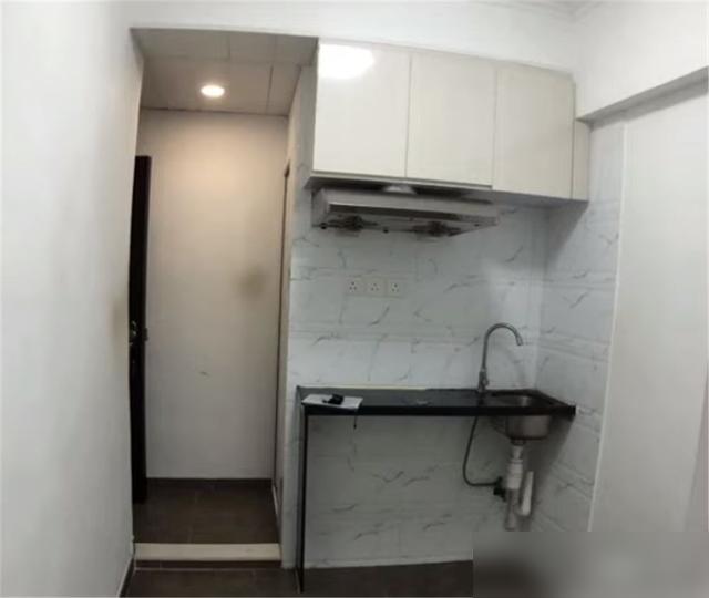 看完香港姑娘的12㎡劏房，我心都揪得慌！香港一位姑娘租了间12㎡的劏房，每月要5