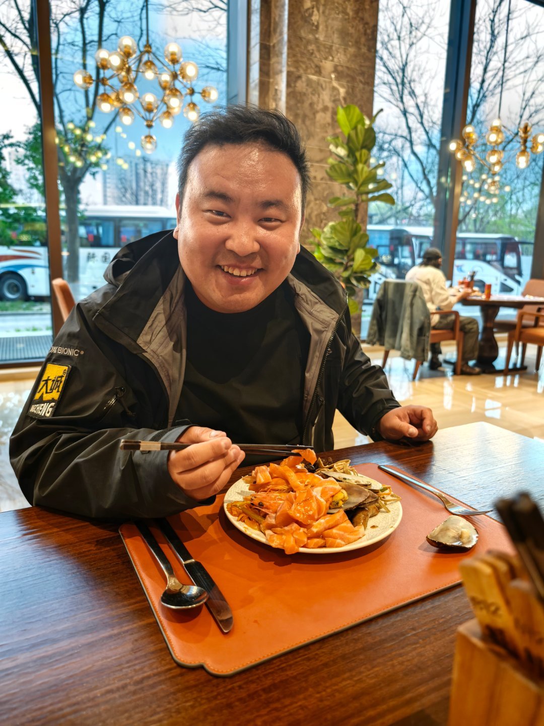 来参加大众之夜，先干饭，我们是啥都拿点，大诚净拿三文鱼了他是不是三文鱼变的？ 北