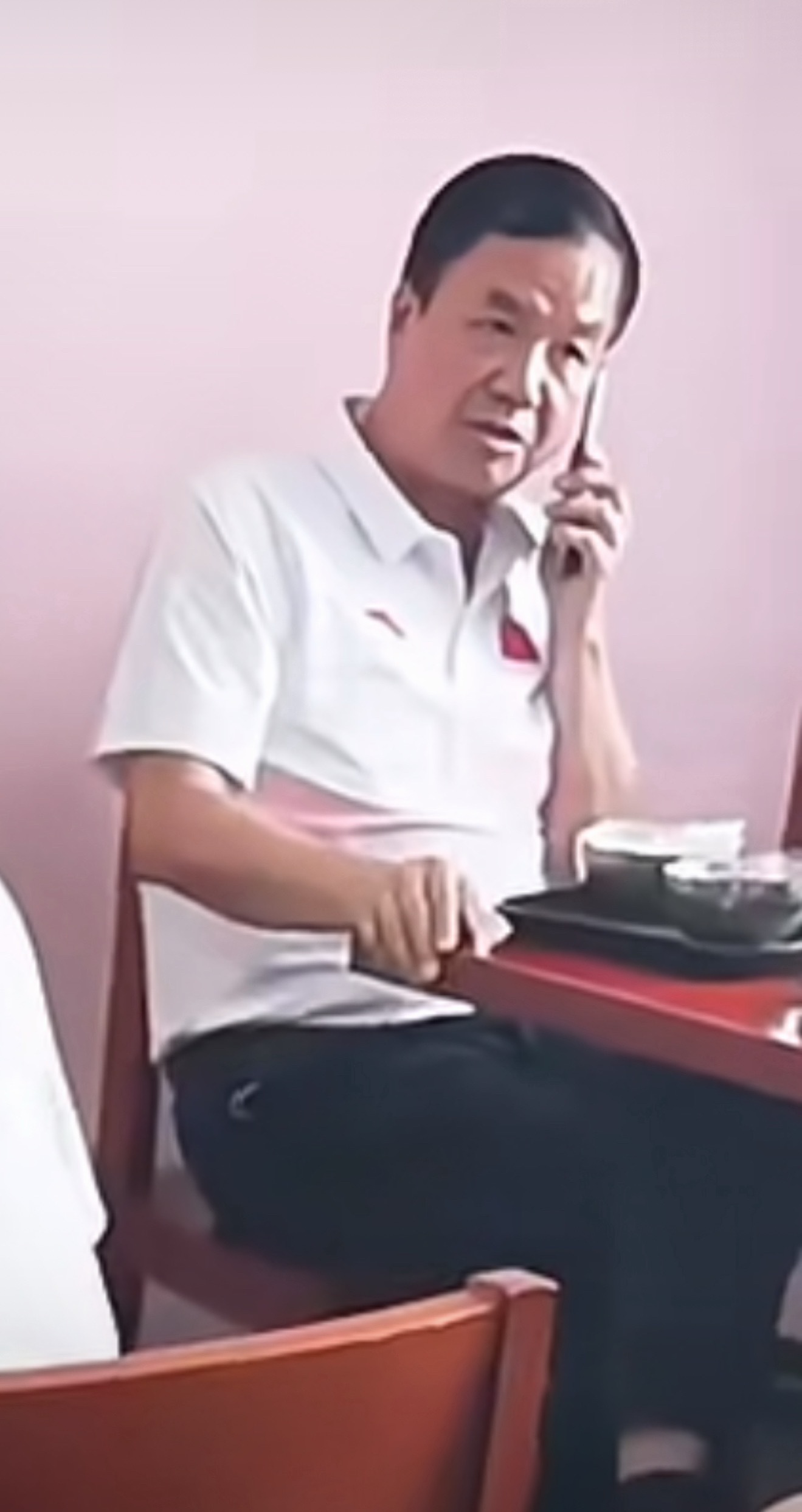翻视频发现老朱前几年还在用翻盖手坤，合理怀疑宝宝vlog里那段座机画质是直根用老