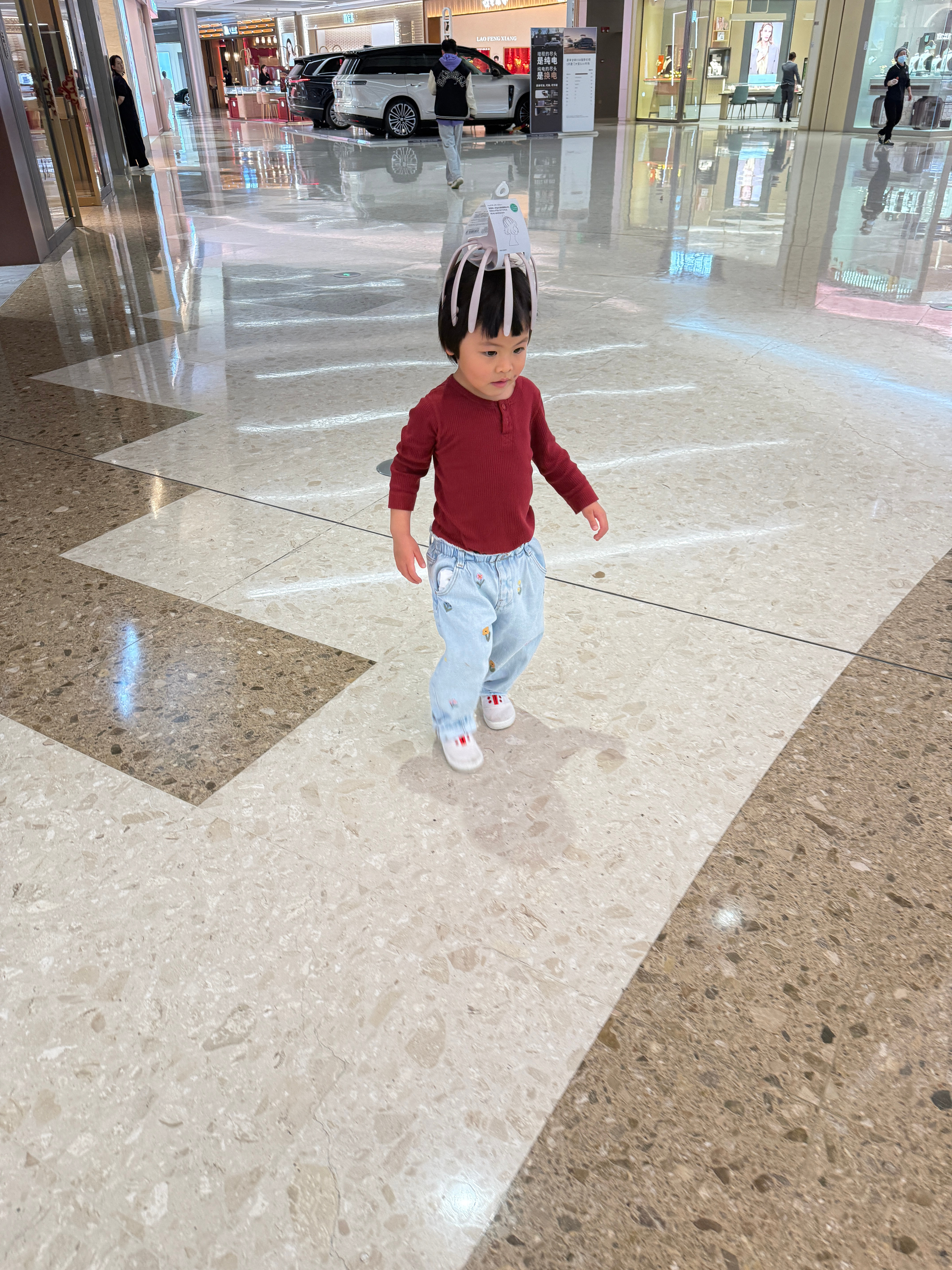 九点就开始催旅蛙回家结果哥慢悠悠试衣服买衣服一直拖到现在孩子也玩嗨了