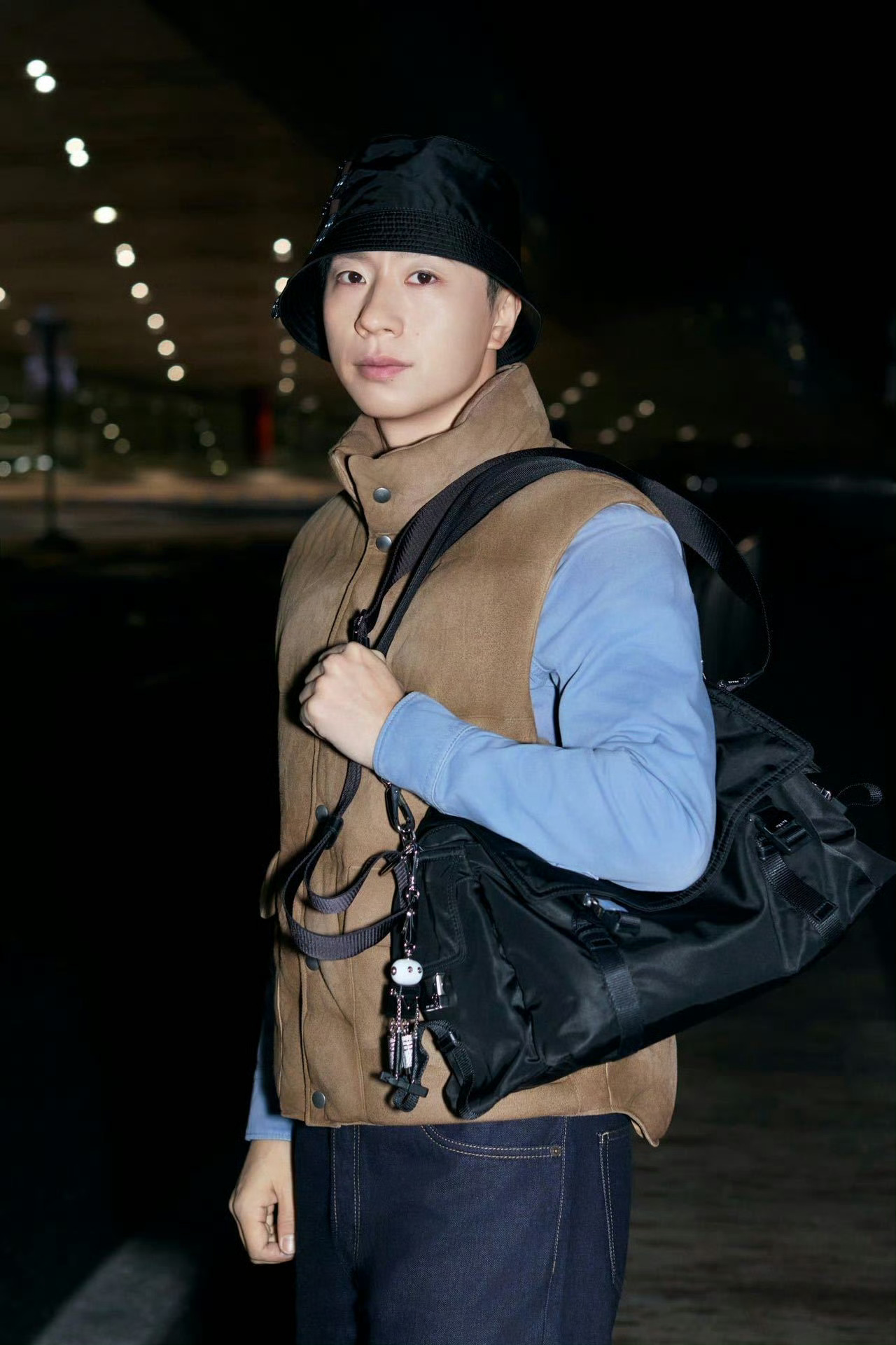 马龙从容街拍 乒坛goat到哪里都熠熠生辉