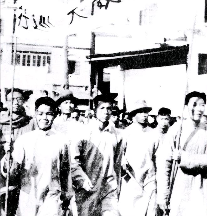 1946年，地下党前往指定地点与人接头时，突然看到来人是国军中将，大惊之下脱口而