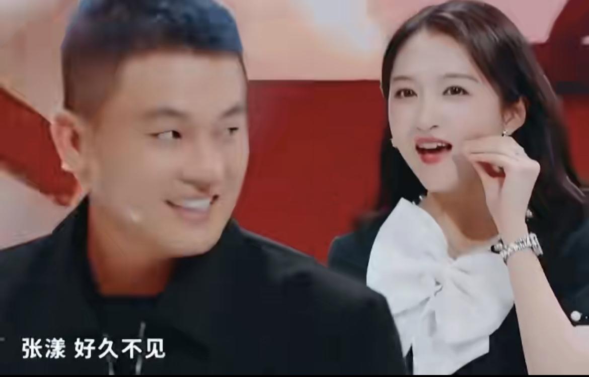 这一段关晓彤一出场，观众就入戏了。一句“张漾，好久不见”，真的像是蒋皎和张漾多年